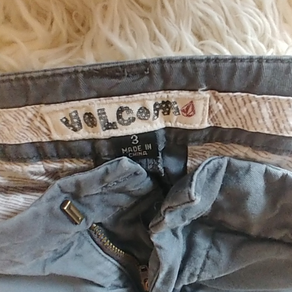 Volcom shorts - Picture 3 of 3